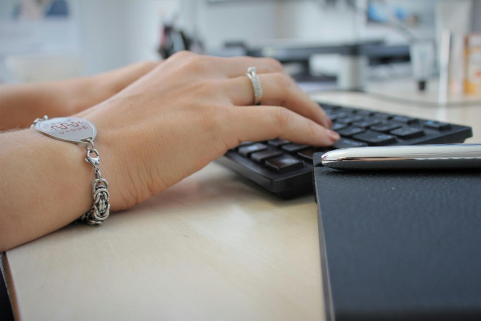 Équipe en formation sur les processus budgétaires avancés