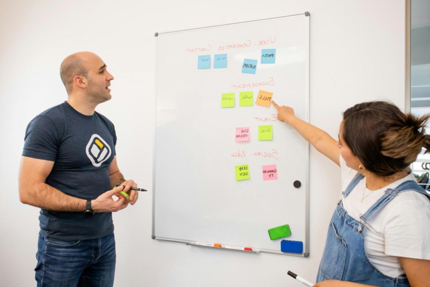 Équipe travaillant sur l'optimisation des processus budgétaires