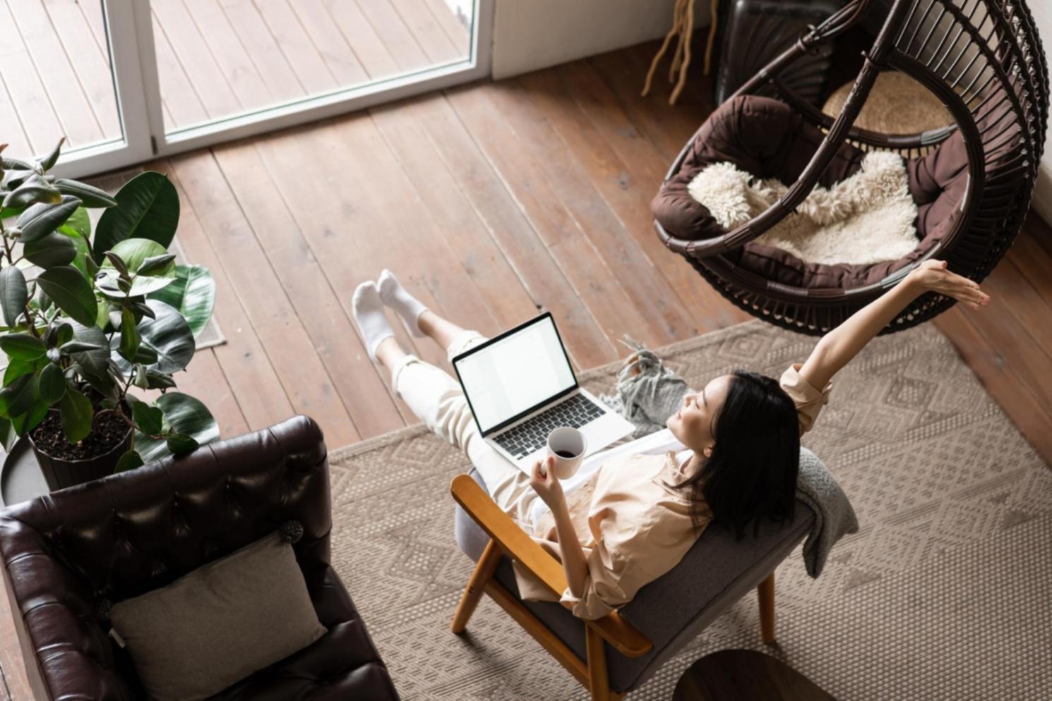 Équipe pédagogique en réunion - Discussion sur les programmes de formation budgétaire