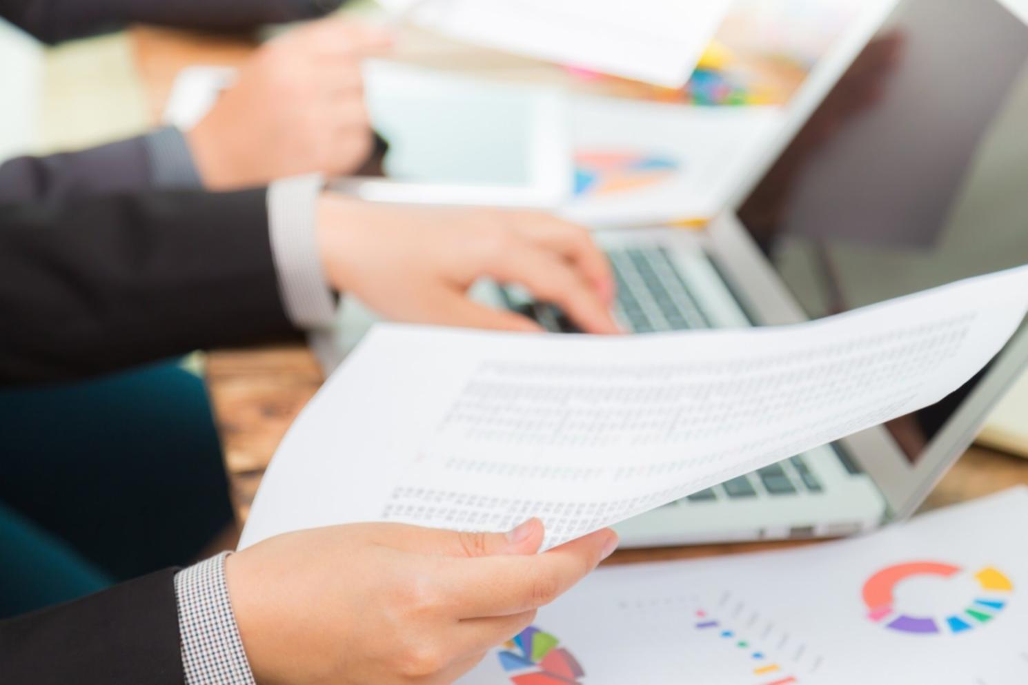 Formation en gestion budgétaire - Salle de cours moderne avec écrans de données financières